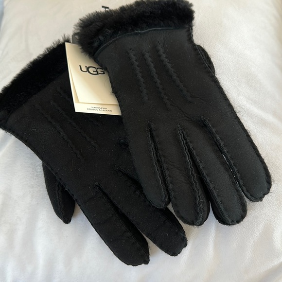 🎁 UGG Tasman Shearling Gloves – NEW with Tags – Cozy, Chic & Gift-Ready! ❄️ - Picture 4 of 9